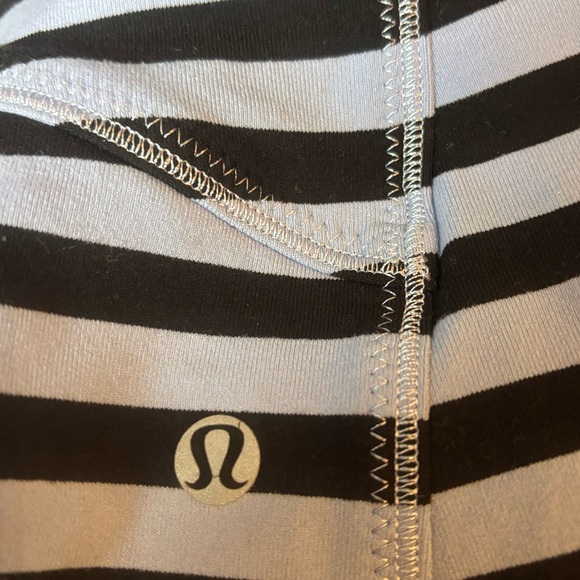 Lululemon Women’s 6 Black Sea Striped Polar Haze Purple Forme Zip Luon Jacket - Picture 8 of 9